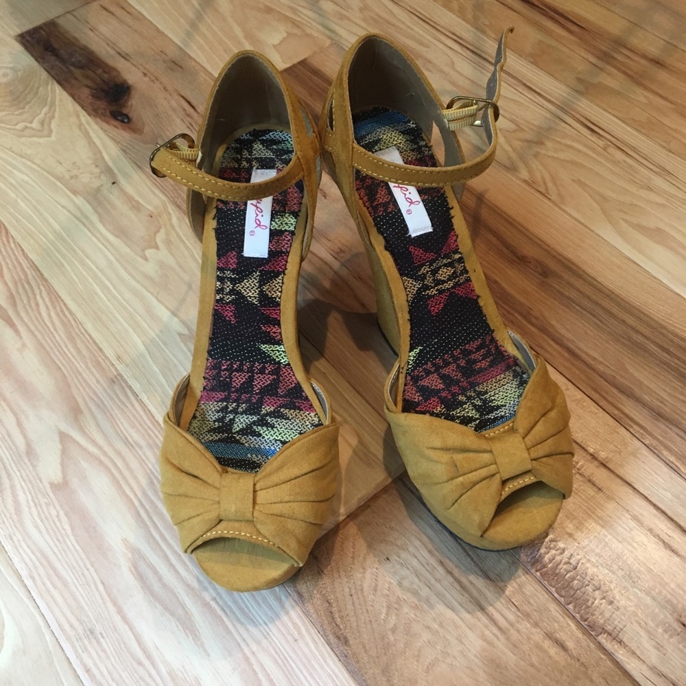Mustard yellow wedges with a bow